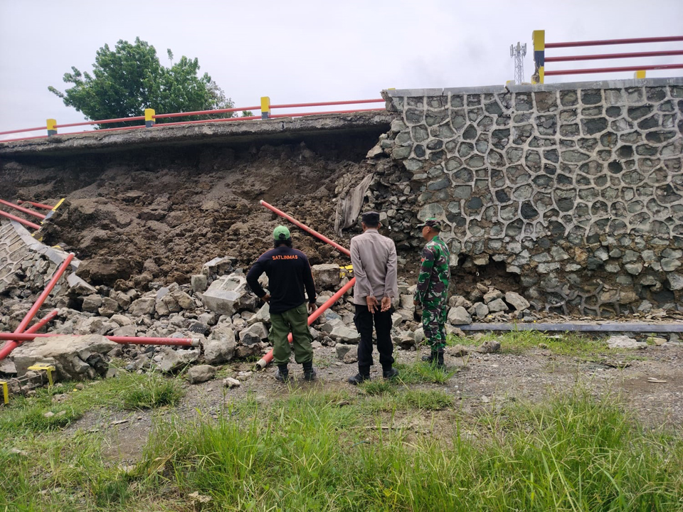 DPRD Cirebon Desak PUPR Usut Ambrolnya Jembatan Rp13,8 Miliar