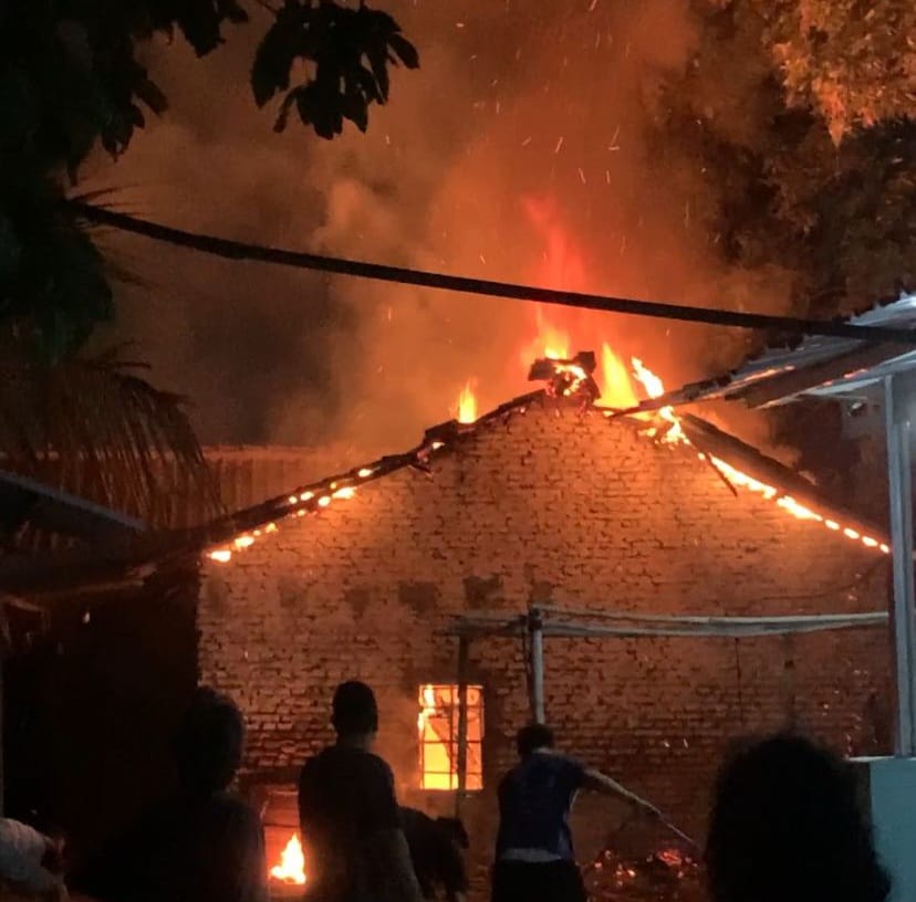 Rumah Kayu di Watubelah Ludes Terbakar Menjelang Subuh, Kerugian Capai Rp50 Juta