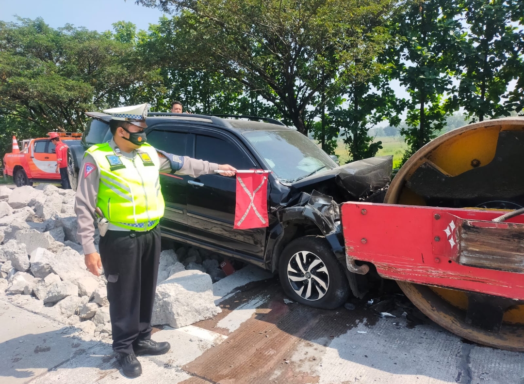 Tabrak Mesin Stum Aspal di Tol Cipali, Toyota Rush Ringsek, Tak Ada Korban Jiwa