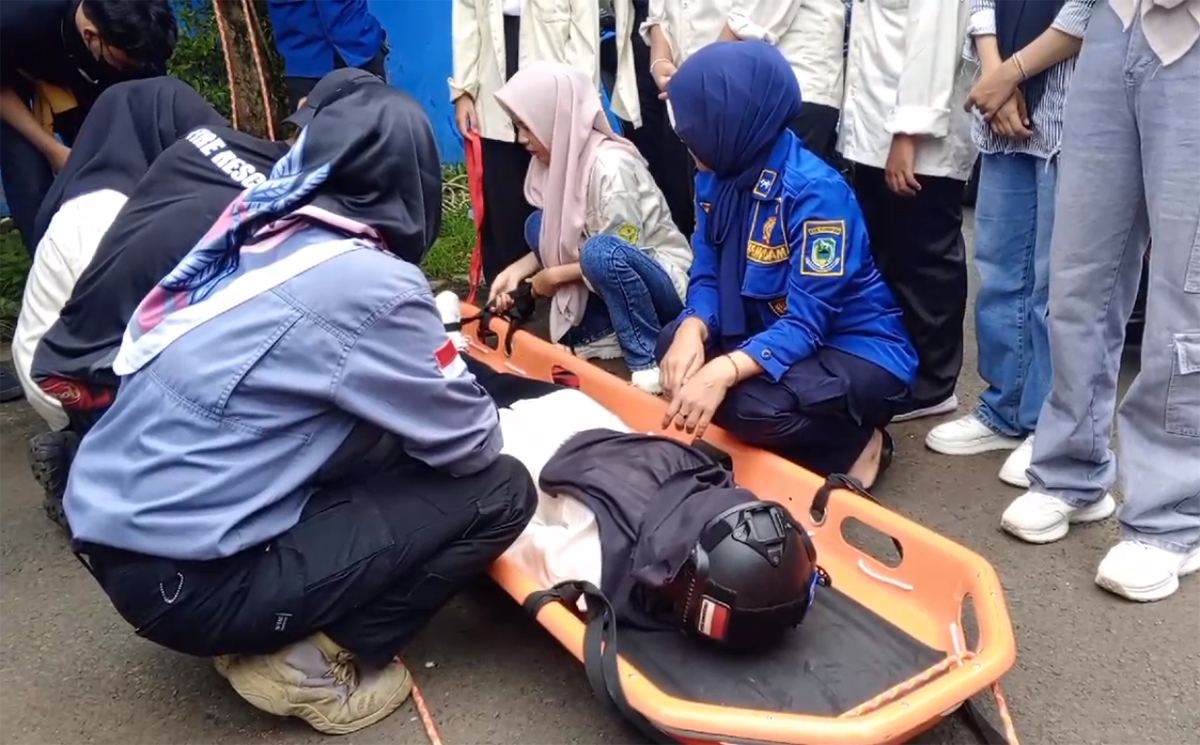 Puluhan Mahasiswa KMC Pelajari Teknik Penyelamatan Darurat dari Damkar Kuningan 