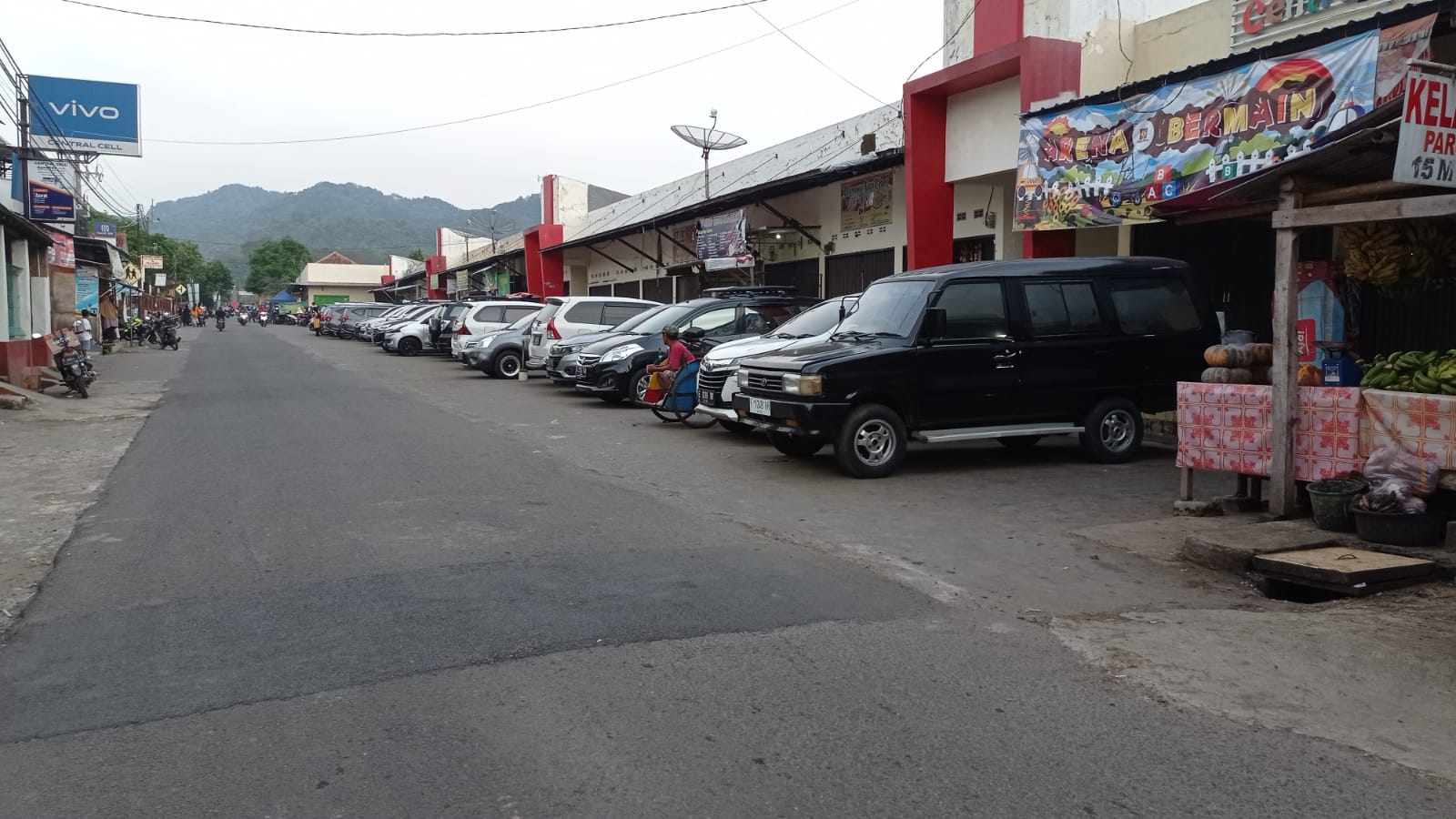 Kehidupan Kota Pindah ke Desa, Di Desa Maleber Kuningan Jalanan Berubah Jadi Lahan Parkir