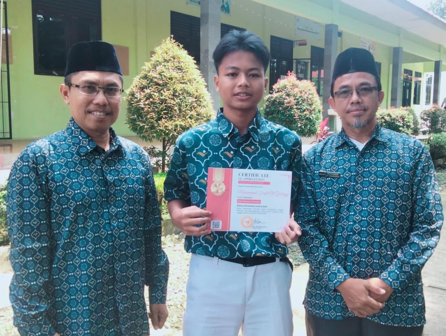 Santri Al Hikmah Raih Best Research Award di National Essay Competition
