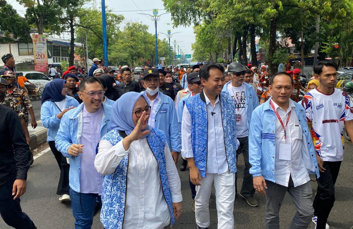 Eti-Suhendrik Long March ke KPU Diiringi Pendukungnya