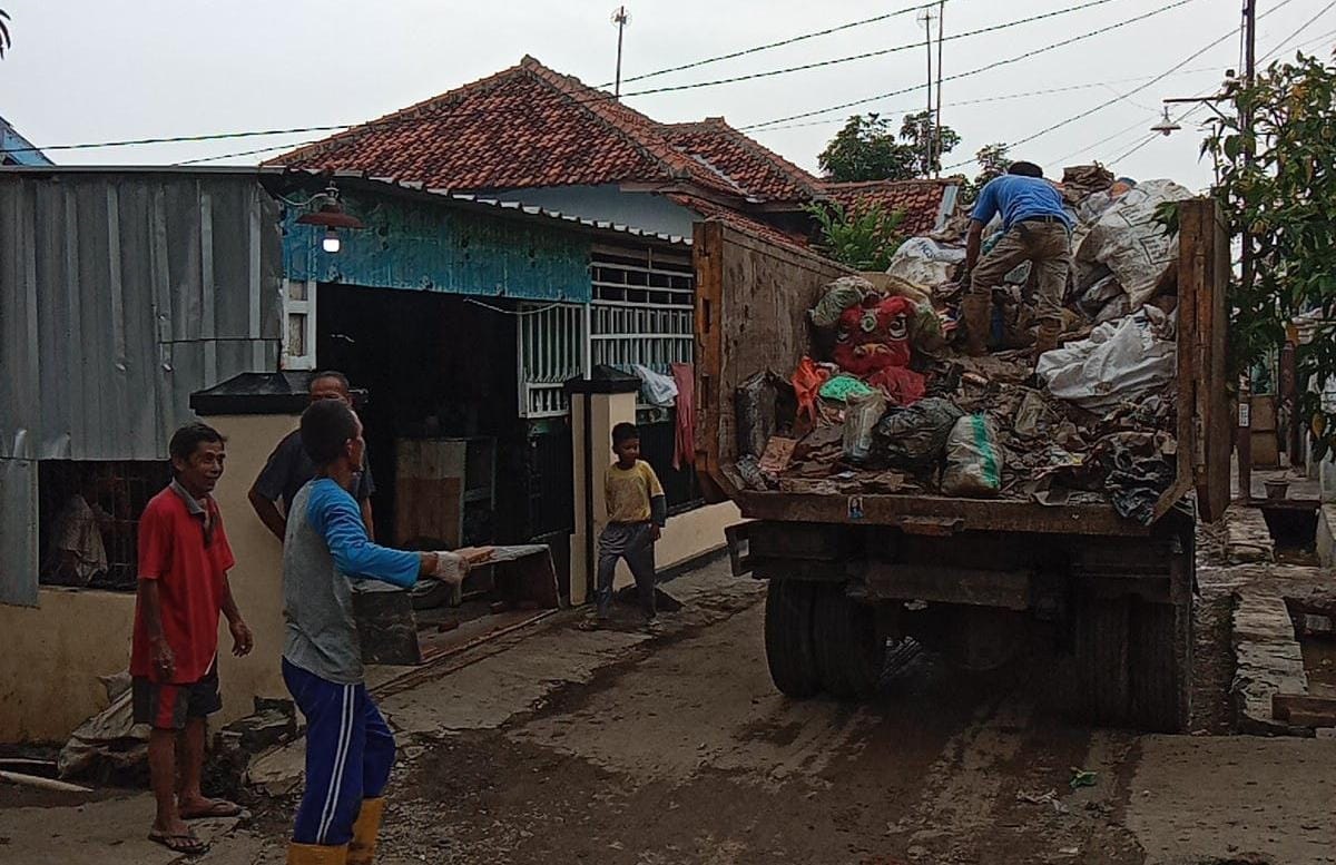Pasca Banjir, DLH Angkut Ribuan Ton Sampah 