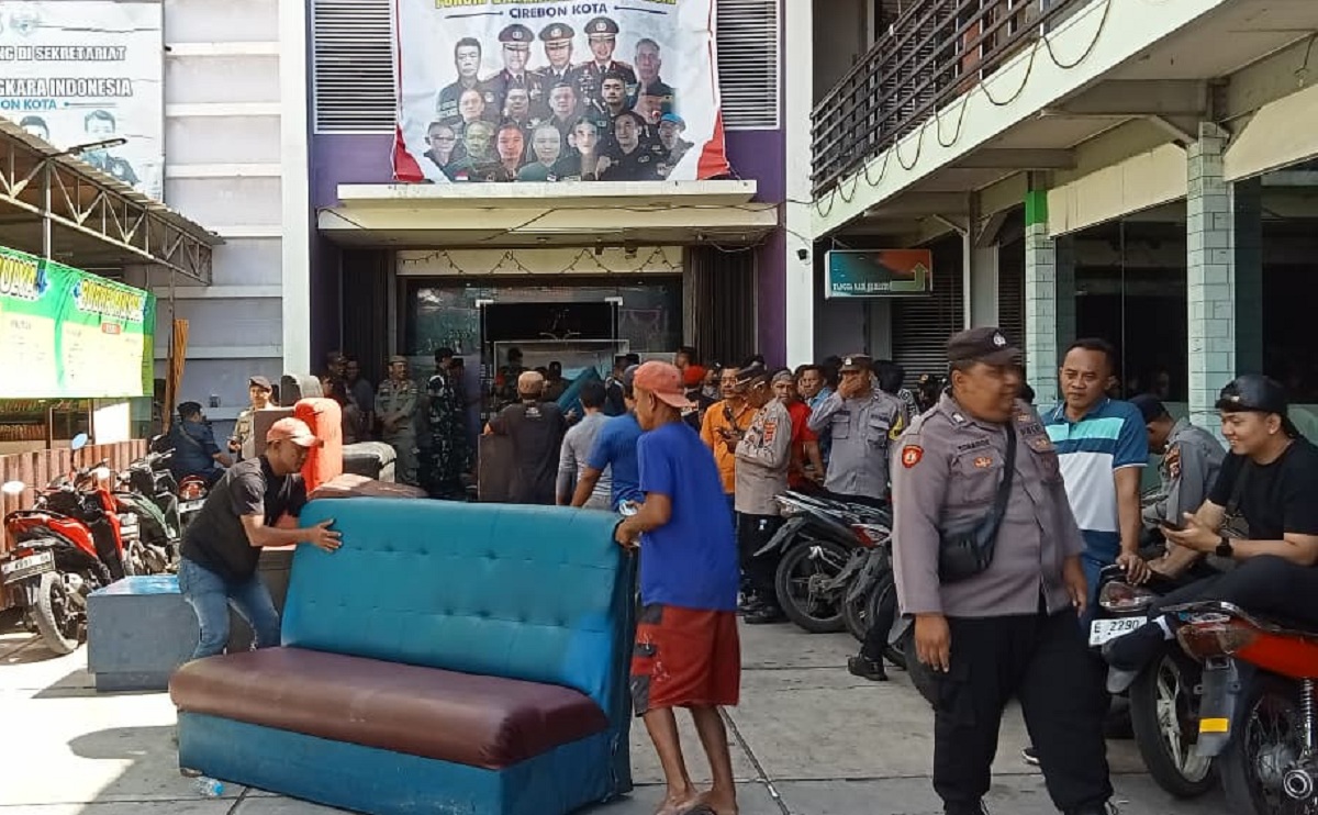 Eksekusi Tempat Karaoke di Cirebon Sempat Ricuh, Karyawan Melawan Petugas 