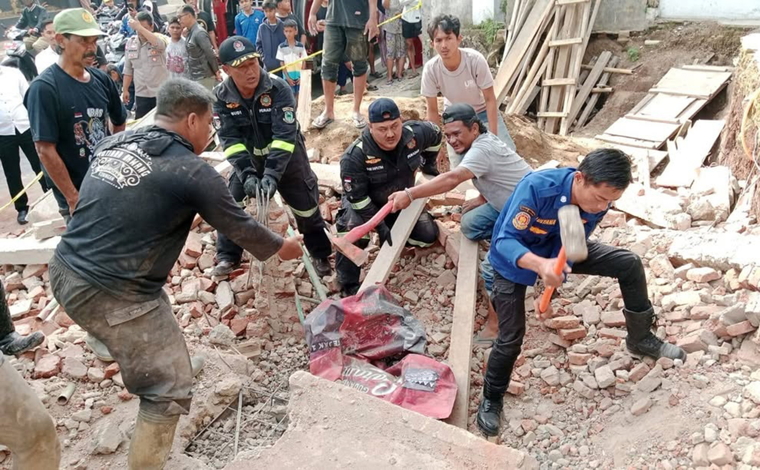 Pekerja Bangunan di Kuningan Tewas Tertimpa Material Cor