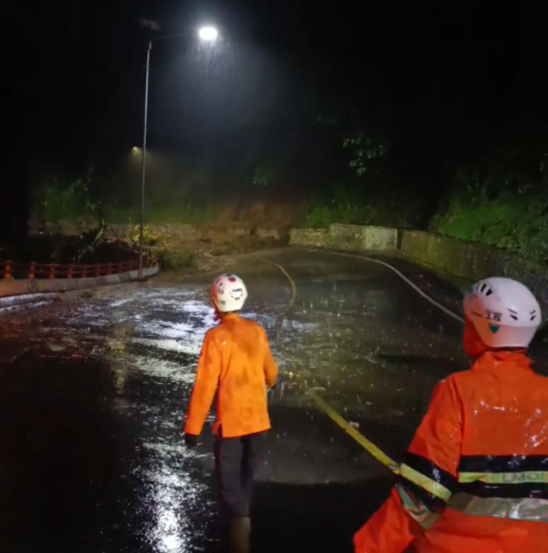 Jalur Cadas Pangeran Longsor, Kendaraan Dialihkan ke Tol Cisumdawu