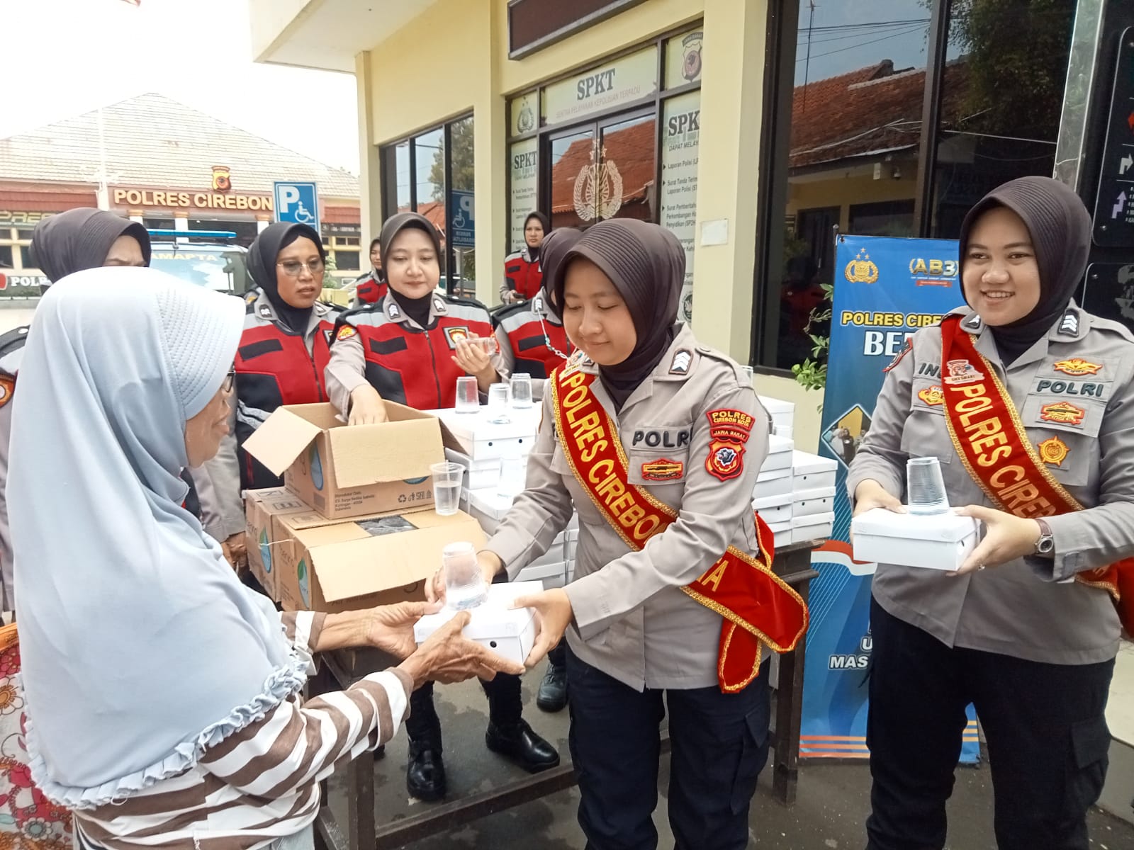 Peduli Warga, Polres Cirebon Kota Rutin Bagikan Ratusan Nasi Kotak Gratis
