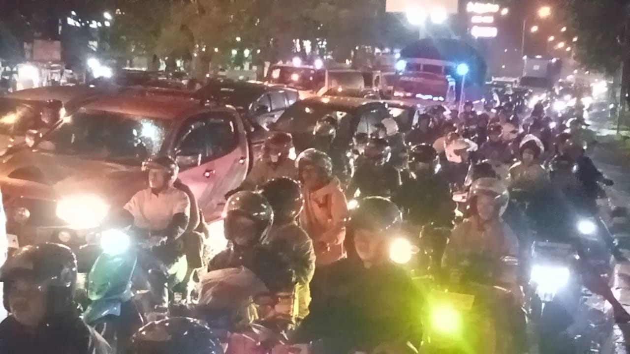 Update Arus Lalulintas di Jalur Pantura Kota Cirebon: Semakin Malam, Terpantau Padat 