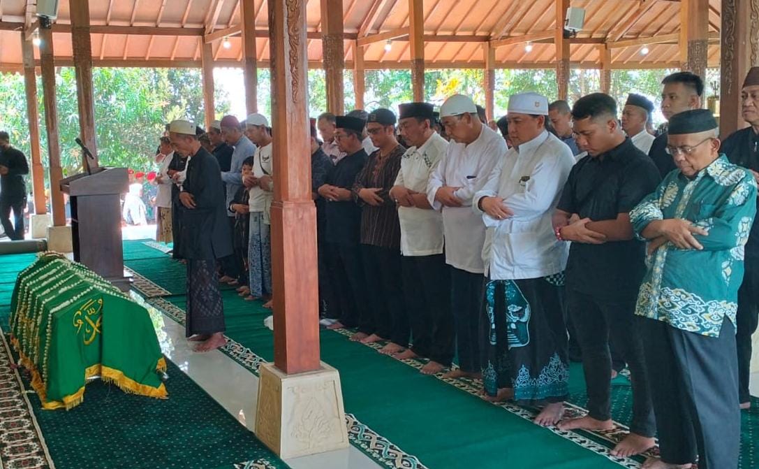 Warga Cirebon Sangat Kehilangan, Alhmarhum Abah Dadang Disholatkan di Tiga Lokasi