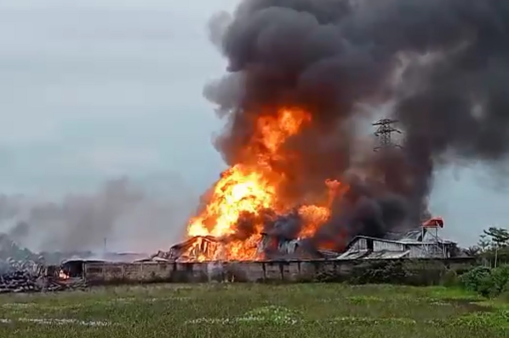 SITUASI TERKINI Kebakaran Pabrik Busa Arjawinangun Cirebon, SUTT Ikut Terpanggang