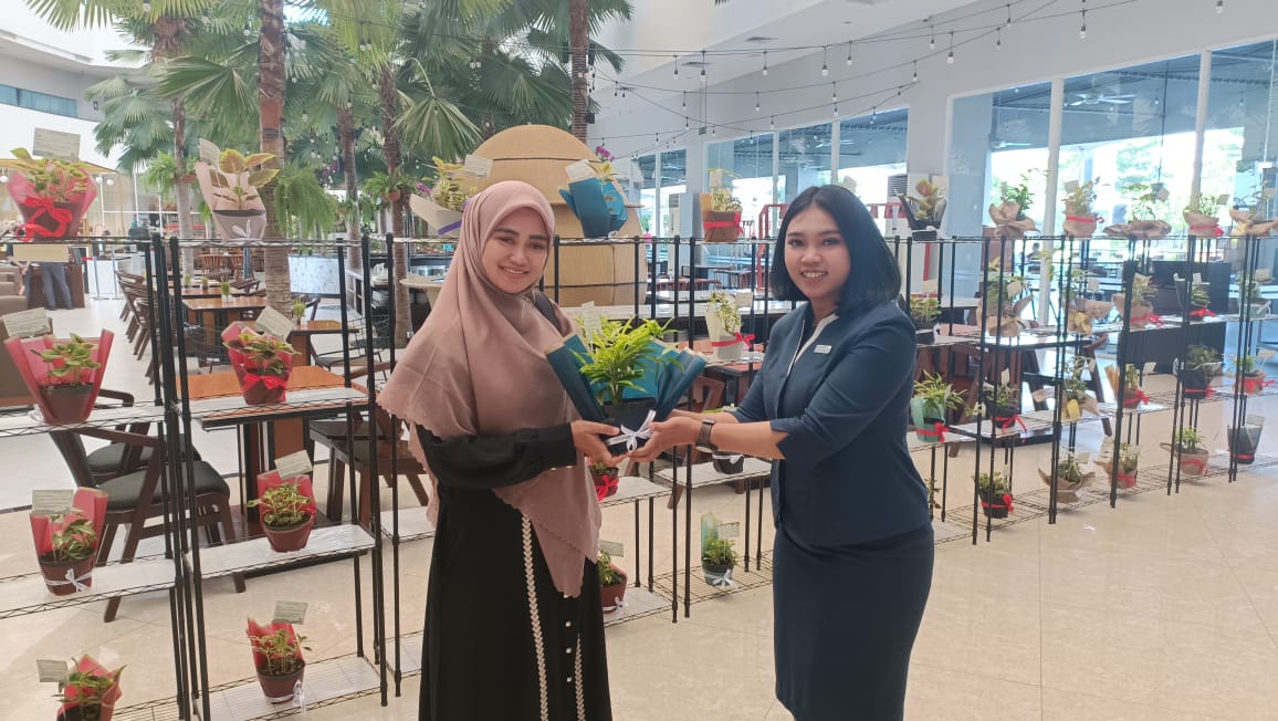 Aston Cirebon Hotel Berbagi Tanaman Hias di Hari Ulang Tahun