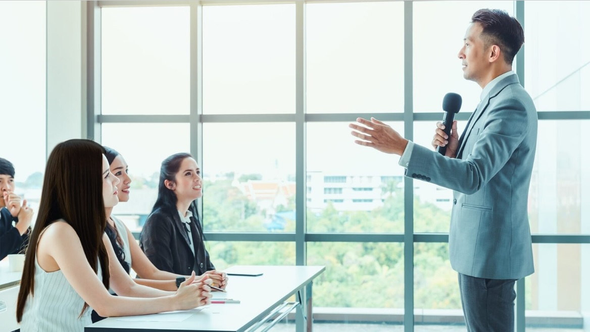 4 Trik Public Speaking yang Mudah Menarik Perhatian Audiens