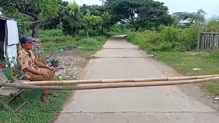 Cegah Buang Sampah Sembarangan, Kelurahan Kesenden Pasang Portal di Kawasan Pesisir Pantai