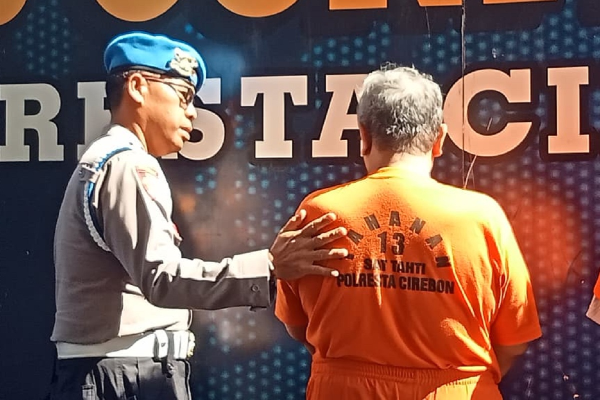 Guru Cabul Tertunduk Lesu saat Digelandang Polisi, Kelakuannya Terbongkar Sungguh Keterlaluan