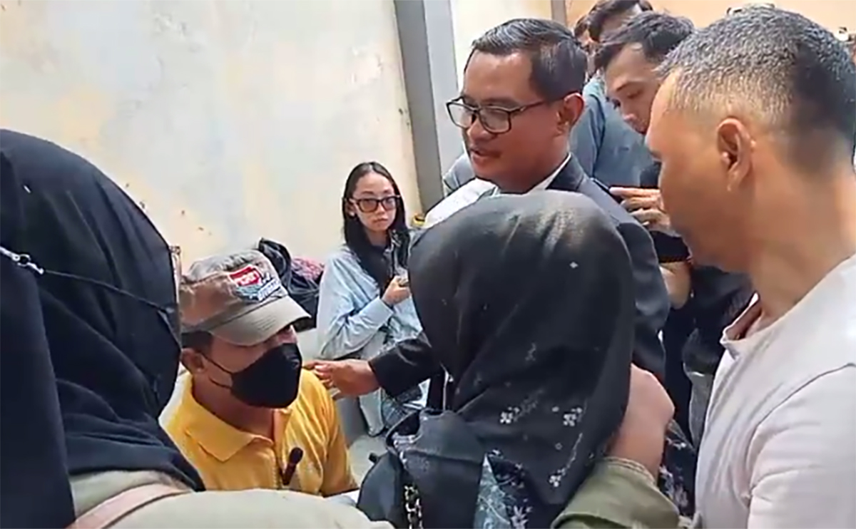 Kasus Edit Foto Asusila di Cirebon, Ibu Korban Pingsan Setelah Damprat Ayah Pelaku: Jahat, Zalim!