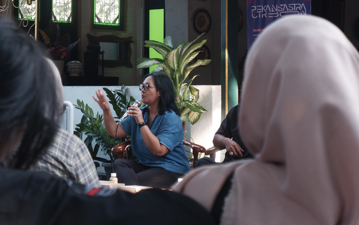 Ratih Kumala di Pekan Sastra Cirebon: Gadis Kretek, Idealisme dan Realitas Penulis