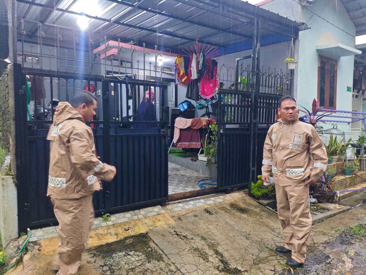 Hujan Lebat Picu Banjir di Kota Cirebon, Personel Polsek Seltim Turun Tangan