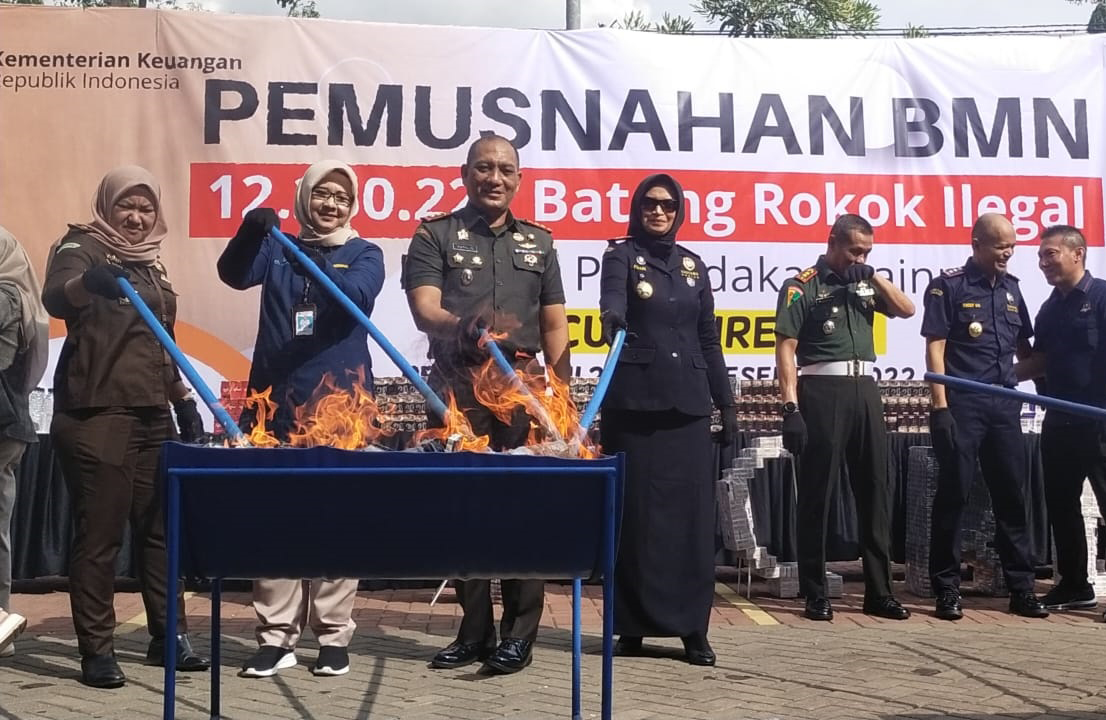 Rokok hingga 'Mainan' Ilegal Dimusnahkan di Cirebon