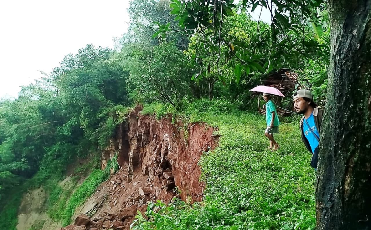 Akibat Longsor, Sejumlah Warga Desa Gemulungtonggoh Cirebon Mengungsi