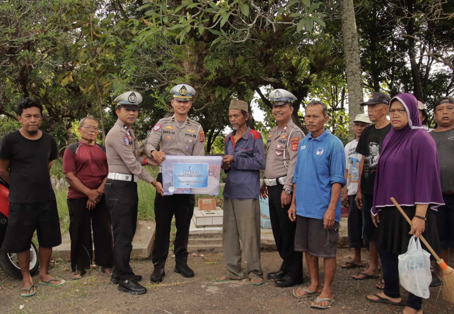 Penggali Kubur di Majalengka Dapat Bansos dari Polisi