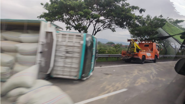 Kecelakaan Tol Cipali Hari Ini Rabu 26 Oktober 2022, Truk Terbalik