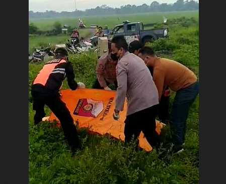 Pria Pakai Kaos Prabowo-Sandi Meninggal Tertabrak Kereta Api di Plumbon Cirebon 