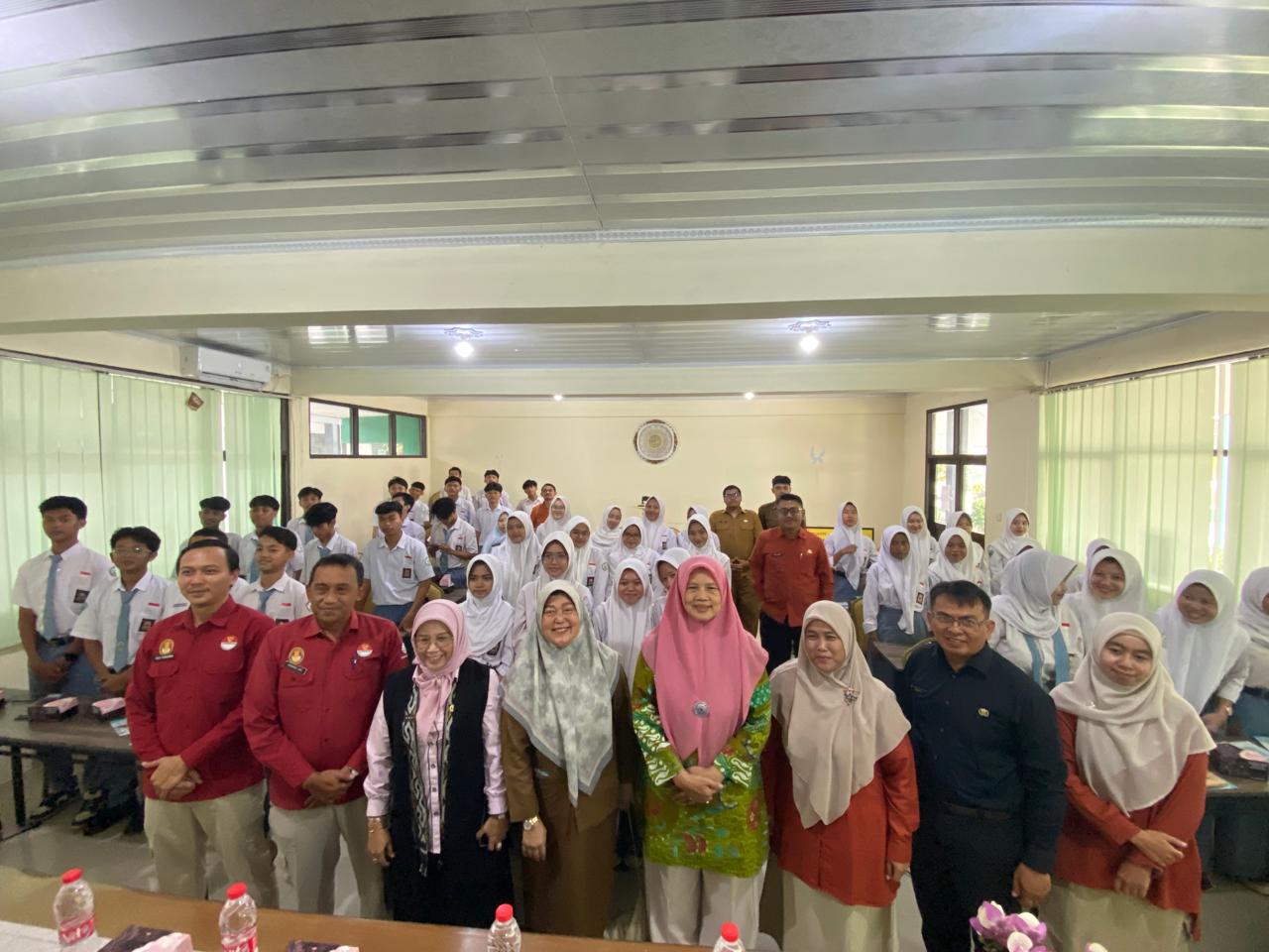 Disnaker Motivasi Siswa SMAN 8 Siap Memasuki Dunia Kerja 