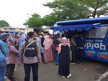 Tukar Uang Baru, Mobil Kas BI Diserbu