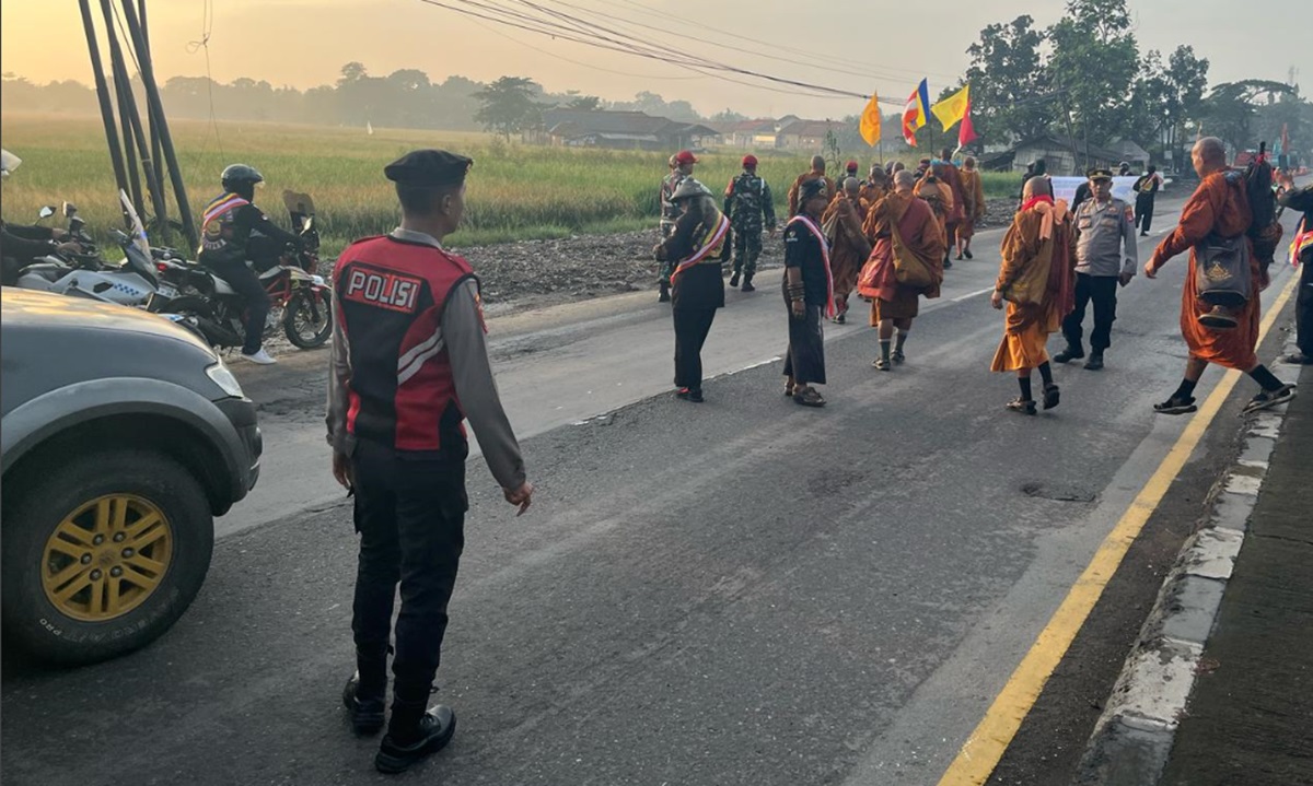 Polresta Cirebon Kawal Perjalanan Biksu Thudong ke Borobudur