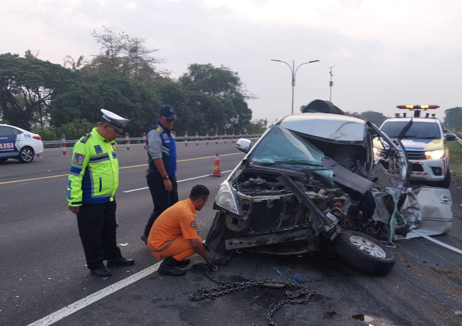 Kecelakaan Maut: Minibus Tabrak Bagian Belakang Truk di Tol Palikanci, Seorang Guru Tewas