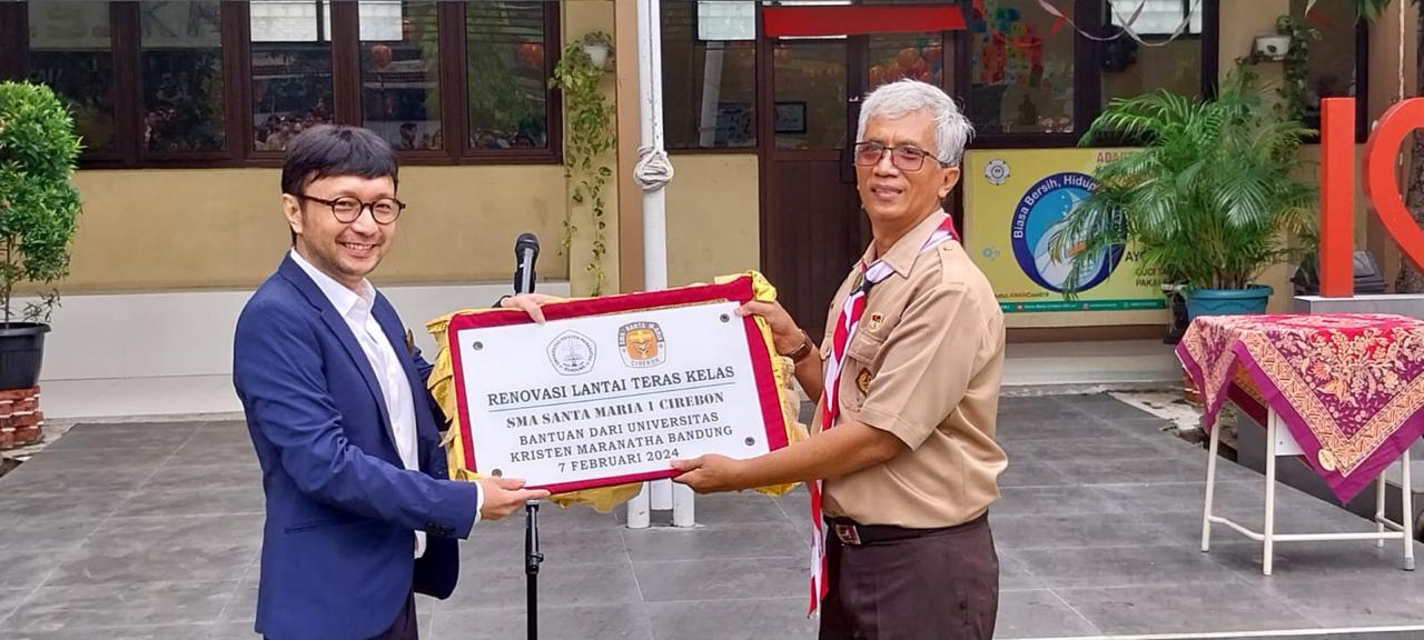 SMA Santa Maria 1 Cirebon Terima Bantuan Rehab Lantai Teras  Kelas dari  Universitas Kristen Maranatha