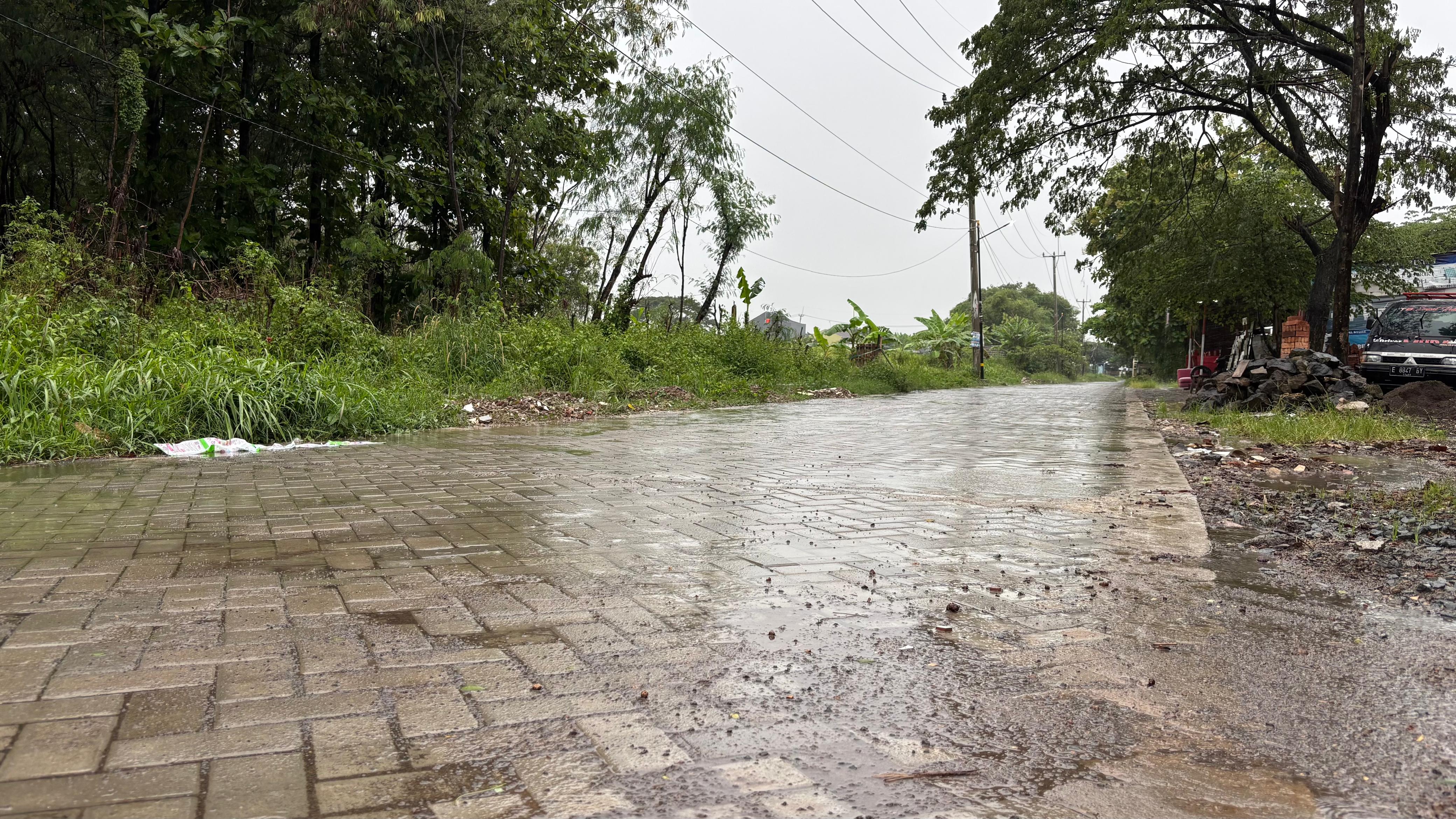 Baru Tahun Depan Statusnya Beralih ke Pemkot Cirebon, Warga Patungan Untuk Perbaikan Jalan