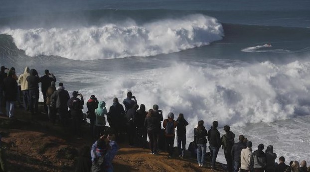 Pantai Nazare dengan Ombak Tertinggi di Dunia Pernah Ditaklukan oleh Peselancar