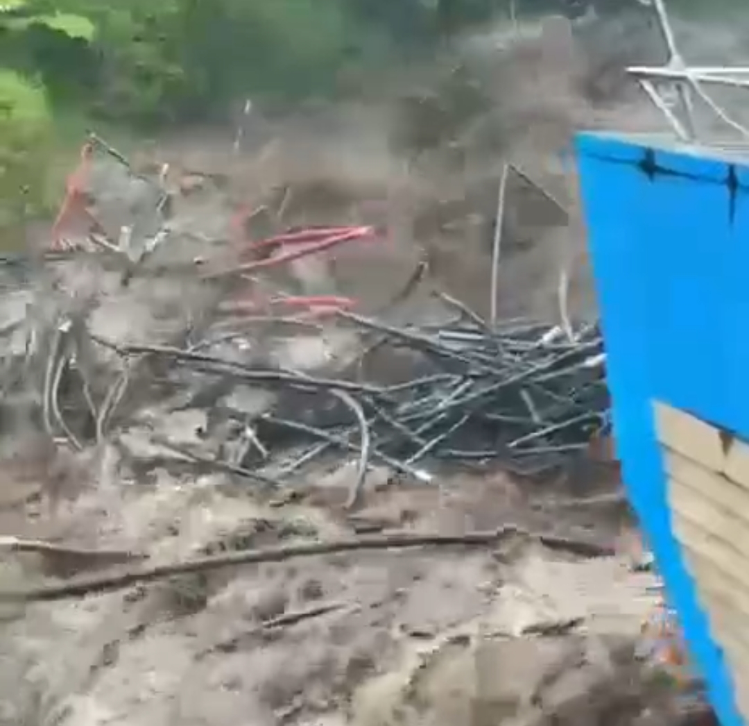 Detik-Detik Banjir Bandang Terjang Guci, Pipa Air Panas Pancuran 13 Hanyut Dibawa Arus!