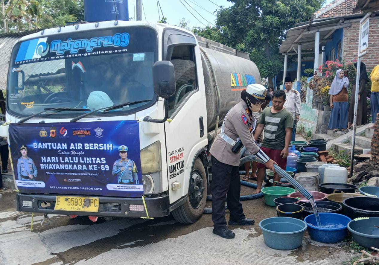 Dampak Kekeringan, Satlantas Polres Ciko Salurkan Bantuan Air Bersih Kepada Warga Argasunya