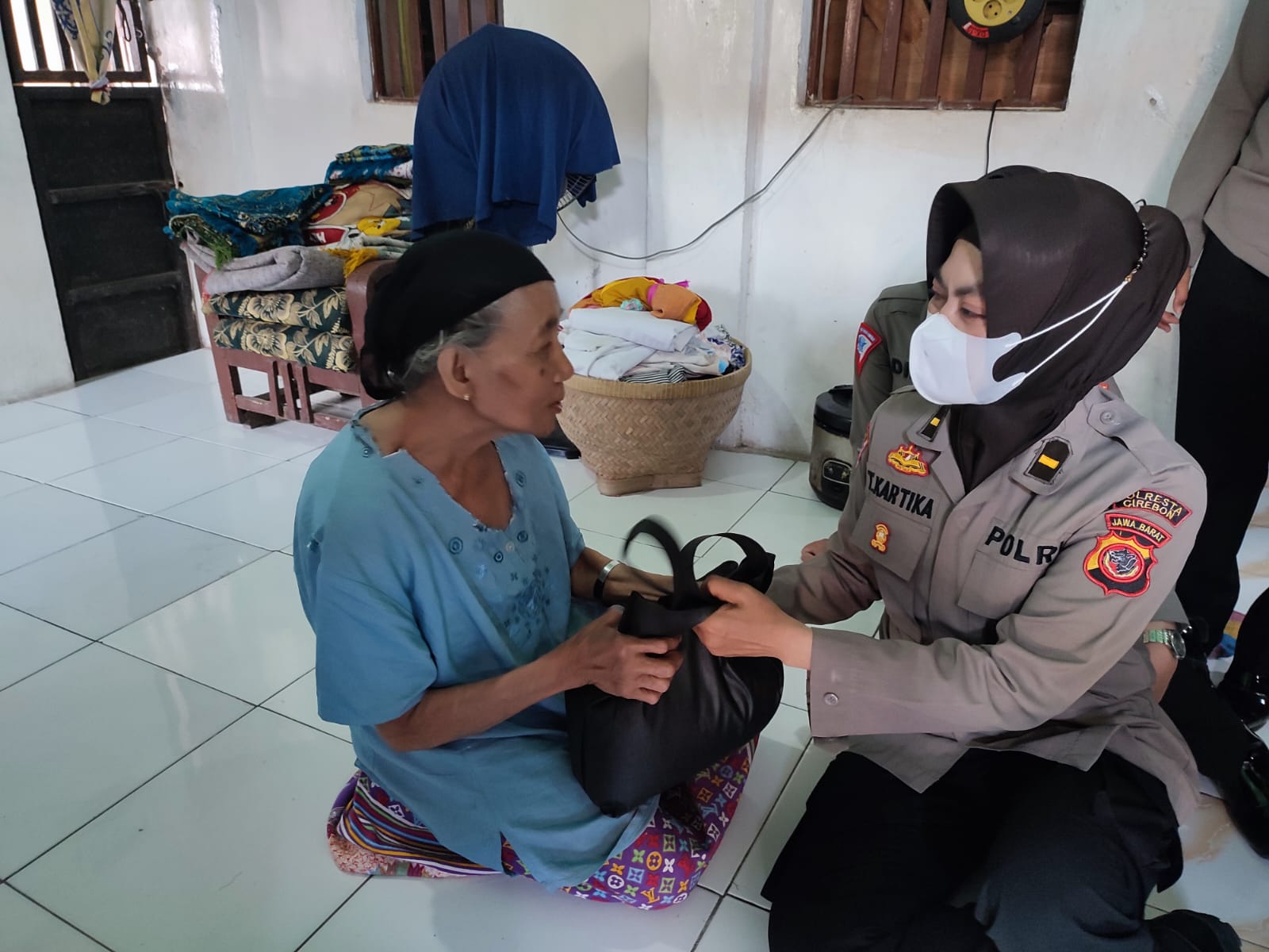 Sambil Berpatroli, Personel Polresta Cirebon Salurkan Ratusan Paket Sembako Kepada Warga