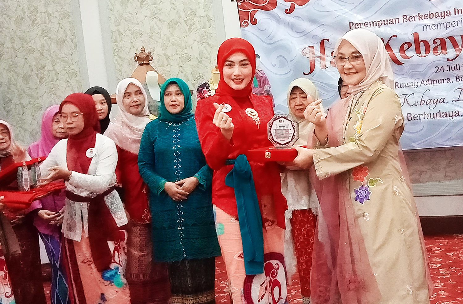 Perempuan Berkebaya Datangi Balaikota Cirebon, Oh Ternyata...