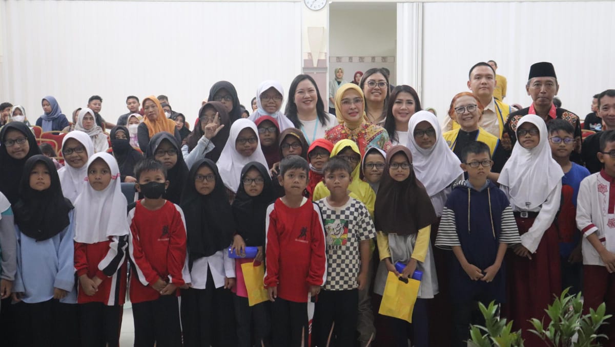 Pemkab Cirebon dan Lions Club, Bagikan Kacamata Gratis untuk Pelajar