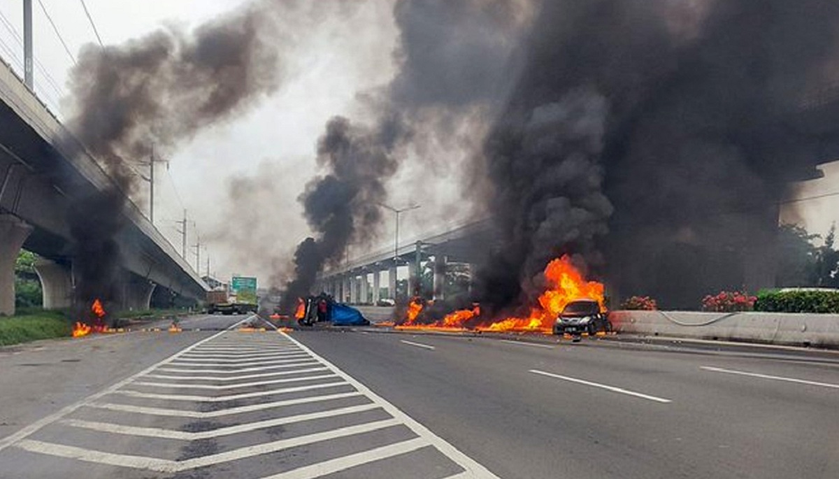 Api Berkobar di Tol Cikampek KM 5, Avanza Alami Kecelakaan