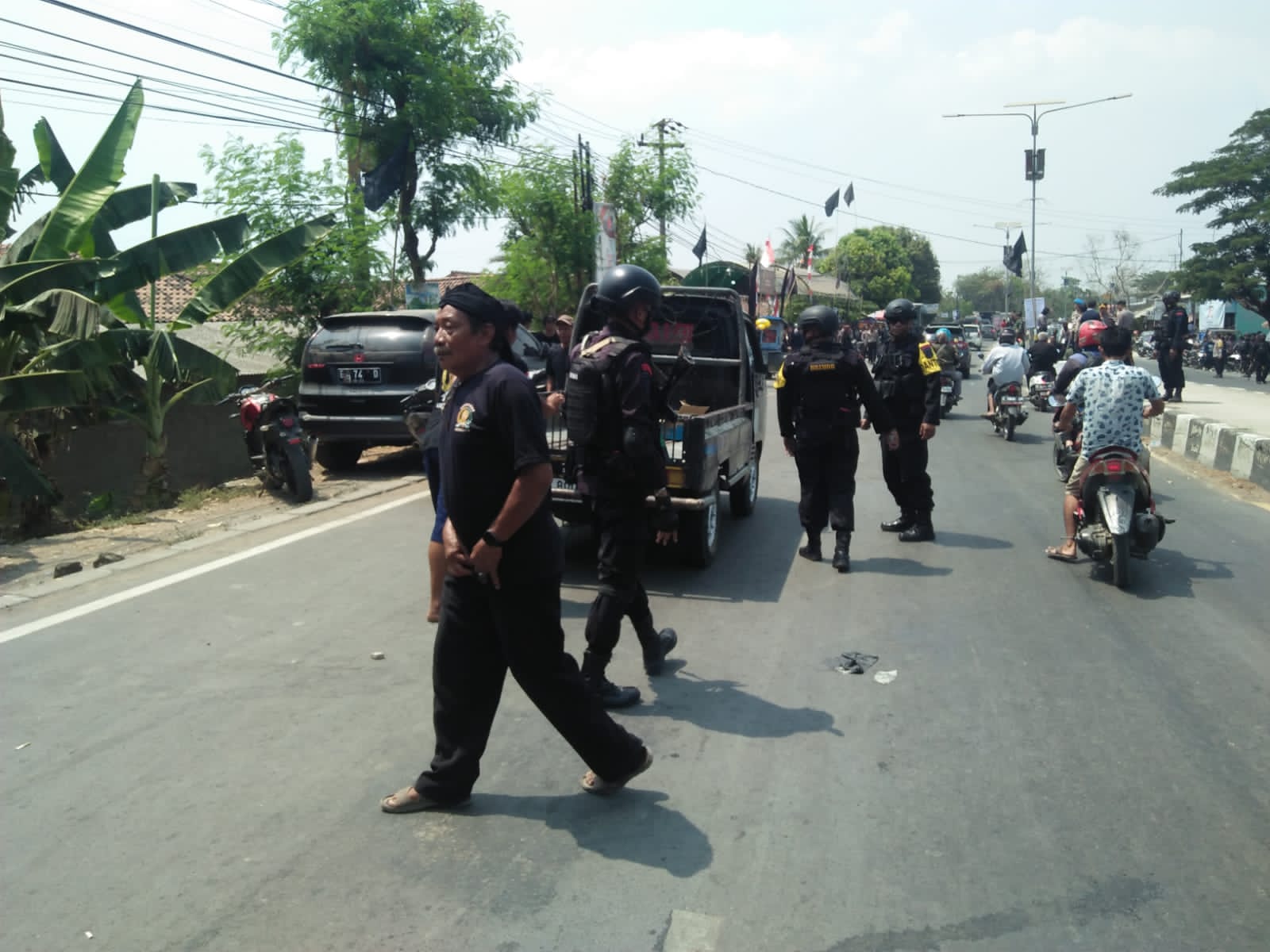 Di Desa Kapatekan Cirebon, Batalyon C Satbrimob Polda Jabar Turut Berpartisipasi dalam Penegakan Keamanan