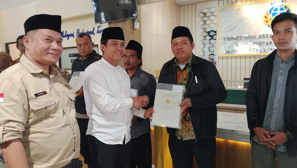 Sertifikat Tanah Wakaf di Kabupaten Cirebon Diserahkan Oleh Wakil Menteri Agraria 