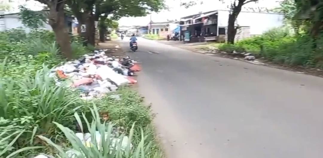 Miris! Sampah Menggunung di Jalan Kanci Cirebon, Jalan Licin dan Rawan Kecelakaan