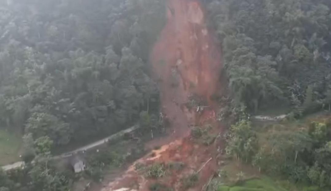 Majalengka Diterjang Tanah Longsor, Akses Jalan Antardesa di Kecamatan Talaga Terputus 