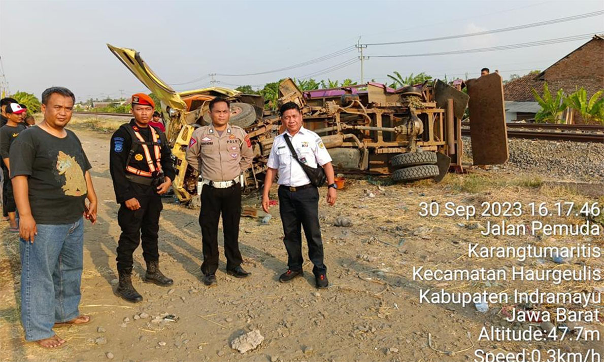 Kereta Tertemper Truk di Haurgeulis, KAI Daop 3 Cirebon Langsung Beri Peringatan Tegas