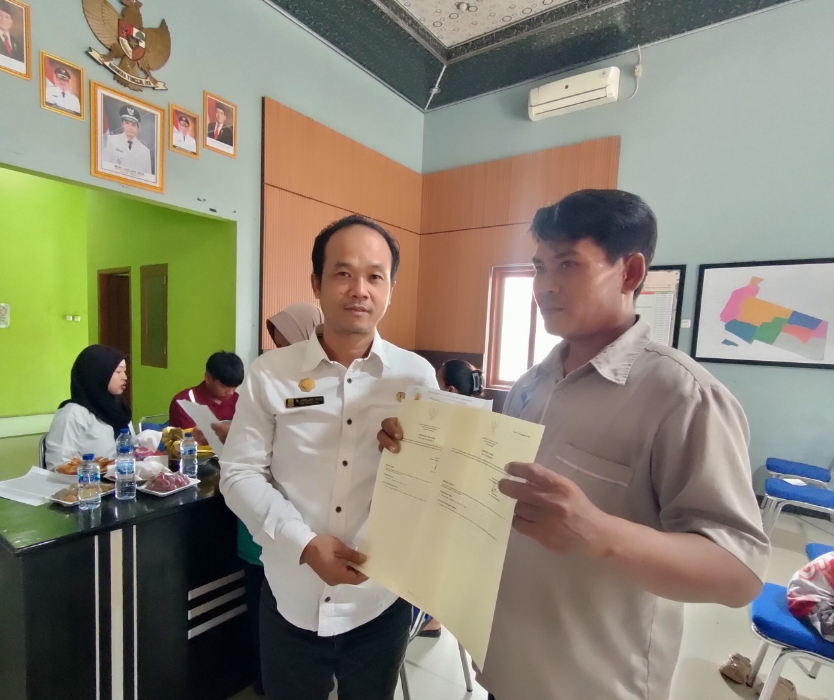 Pembagian Sertifikat Tanah di Desa Astanajapura, Warga Sambut Antusias 