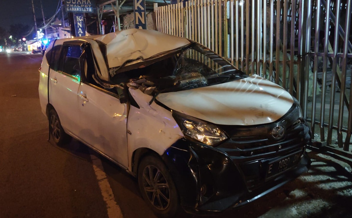 Kecelakaan di Cirebon, Toyota Calya vs Truk Satu Orang Luka-luka