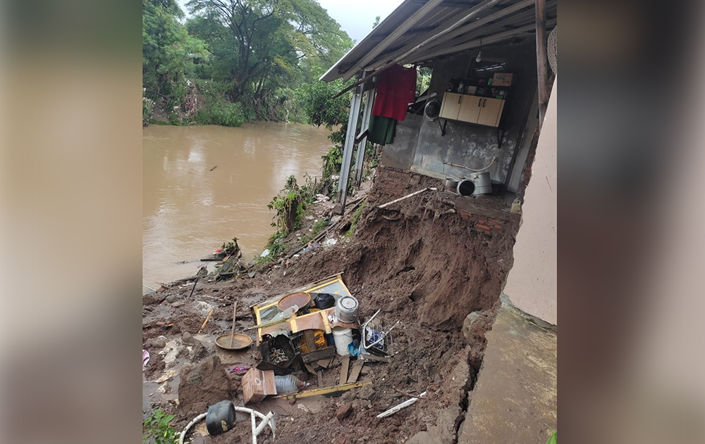 Terkena Abrasi, Rumah Warga Kota Cirebon Roboh