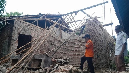 Hujan Deras Picu Pergeseran Tanah, Rumah Warga di Cibingbin Kuningan Ambruk