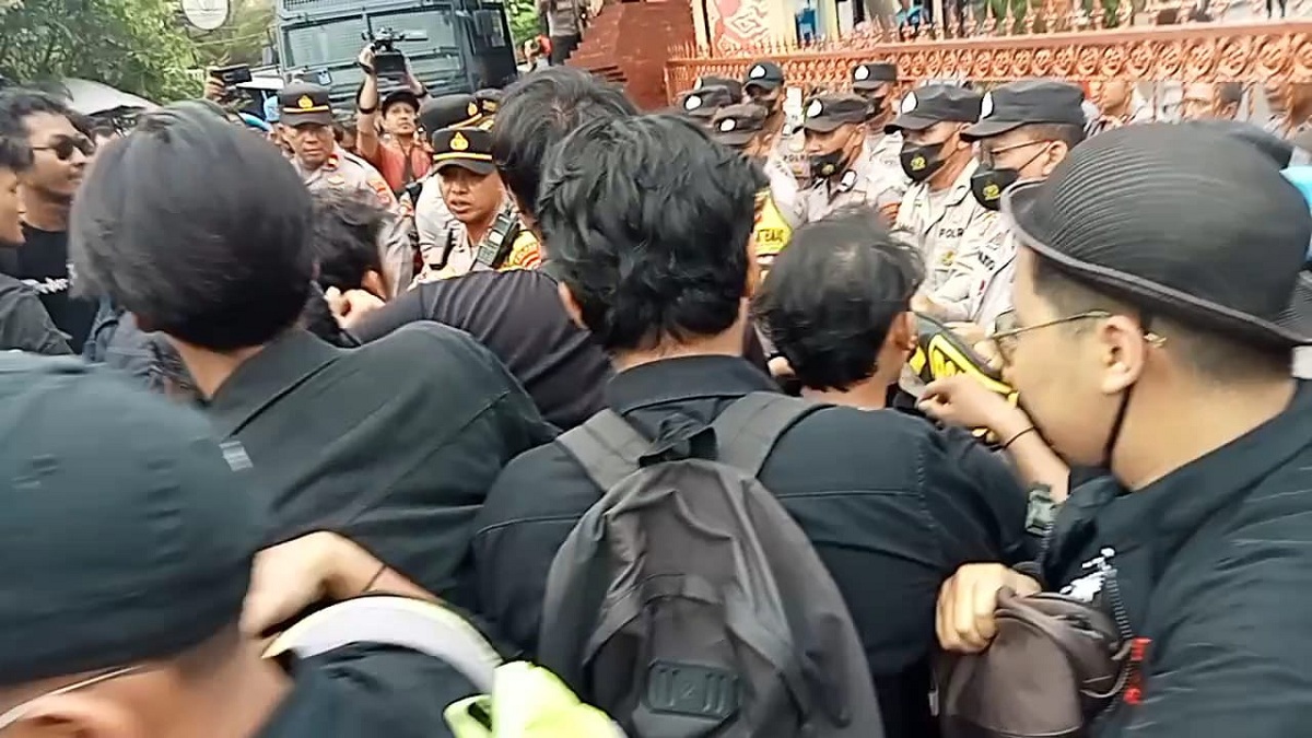 Mahasiswa Saling Dorong dengan Polisi, Ingin Bertemu Kapolres Cirebon Kota